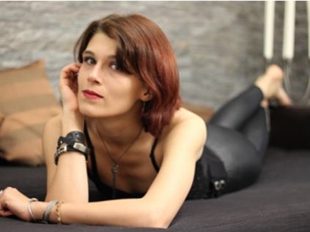 Amat�r l�nyok �l� szexelnek a webkamer�kon